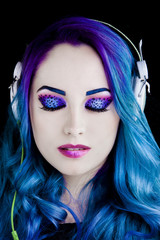 Portrait d'une jolie fille aux cheveux bleu écoutant de la musique, les yeux fermés