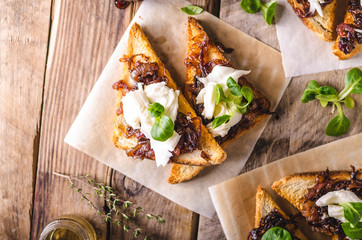 Rustic toast with caramelized onion and goat cheese - 138005181