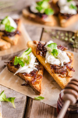 Rustic toast with caramelized onion and goat cheese