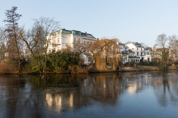 Nobel-Altbauten am Kanal