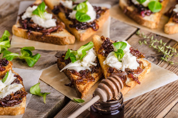 Rustic toast with caramelized onion and goat cheese