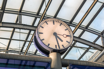 Uhr am Bahnhof