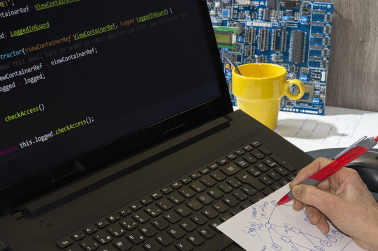 Una persona escribe codigos de programacion en un ordenador portatil