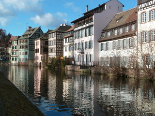 Obraz premium Reflet de façades à Strasbourg (France)