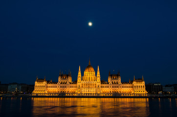 Fototapeta premium Night view on the Parliament Building in Budapest