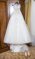Fototapeta na wymiar beautiful wedding dress in hotel room