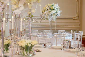 Fototapeta na wymiar flower arrangement white tablecloth