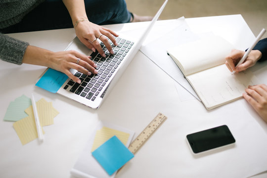 A Collaborative Work Environment Of Two Business Women