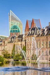 Foto op Plexiglas Artistiek monument Paleis Binnenhof en de skyline Den Haag in Nederland