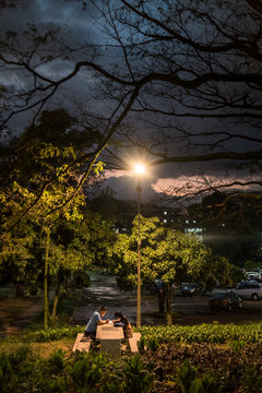 pareja en el atardecer