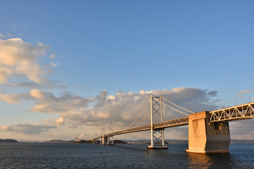坂出側から見た西日に照らされた瀬戸大橋(2017年2月)