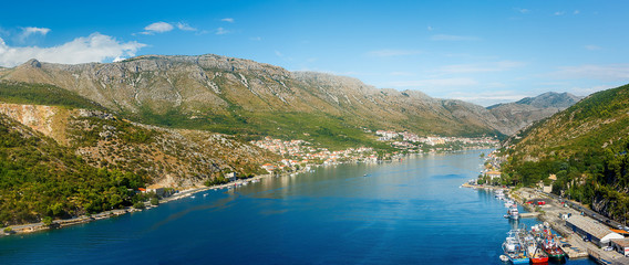 Fototapeta na wymiar Lakeside Mountians. Mokosica, Croatia