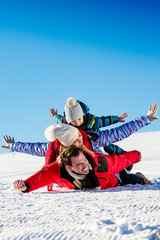 Fototapeta na wymiar Ski, snow sun and fun - happy family on ski holiday