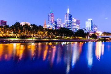 Obraz premium Melbourne CBD lights reflected in the Yarra River, Australia