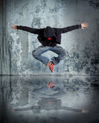 Obraz na płótnie Canvas Man break dancing on wall background