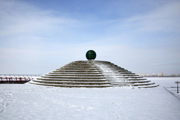 Зелёный стеклянный шар на набережной г. Днепропетровска 