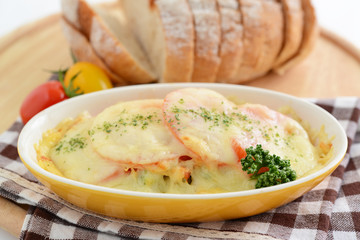 おいしそうなグラタンとパン