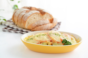 おいしそうなグラタンとパン