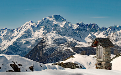 cappelletta di montagna in inverno (monte Disgrazia, Valmalenco, Italy)