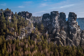 Als Finger hochragende Sandsteinfelsen im Elbsandsteingebirge in der sächsischen Schweiz in Deutschland 