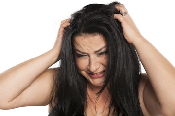 Naklejka premium portrait of a young woman has an itch in her hair