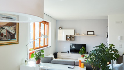 Soggiorno moderno con luce diurna