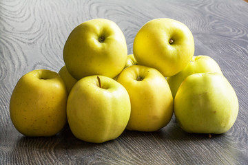 Pommes Golden en tas sur fond noir
