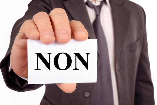 Homme tenant une carte avec non &eacute;crit dessus 