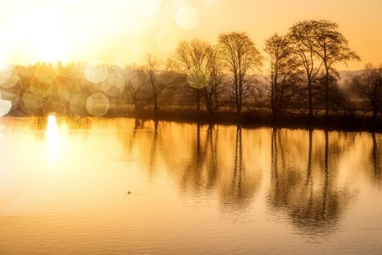 Sonnenuntergang am Fluß mit Bokeh
