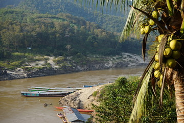 Mekong bei Pakbeng mit Langbooten, Laos