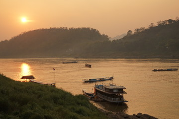 Obraz na płótnie Canvas Sonnenuntergang am Mekong, Luang Prabang, Laos