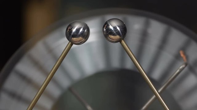 Electrostatic machine produces a spark