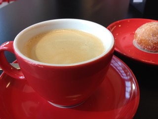 Fasten, Kaffee, Pfannkuchen, Rote Tasse , Milch Schaum auf schwarzem Tisch Hintergrund
