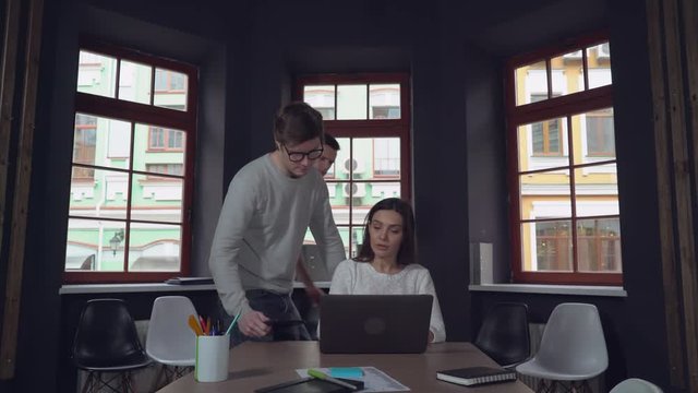 Leader of business group invite coworkers asking some question about new application. One of man wearing in glasses make notes in touch screen tablet.