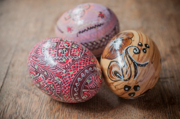 Oeufs de Pâques décorés sur table en vieux bois
