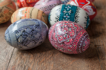 Oeufs de Pâques décorés sur table en vieux bois