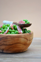 DISH OF WOOD FULL OF PEAS WITH HAM