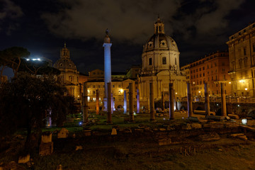 Fototapeta na wymiar Walk in Rome by night among ancient monuments.