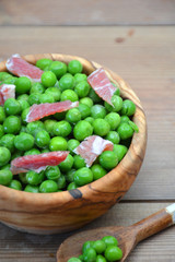 DISH OF WOOD FULL OF PEAS WITH HAM