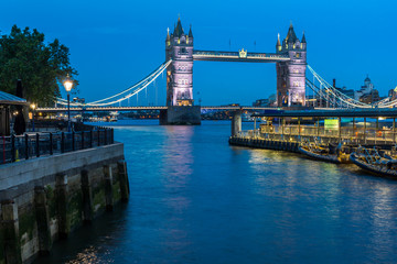 Obraz premium LONDON, ENGLAND - JUNE 15 2016: Tower Bridge in London in the Night, England, Great Britain