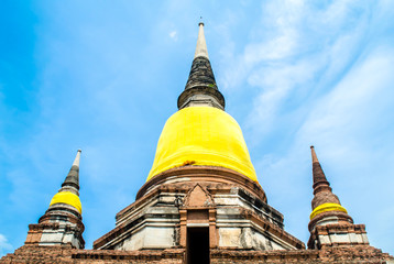 Naklejka premium Thai Temple and Buddha Statue at Ayutthaya city
