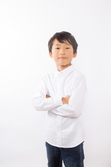 腕を組む少年