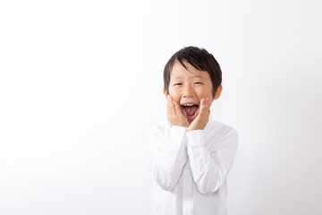 驚く笑顔の少年