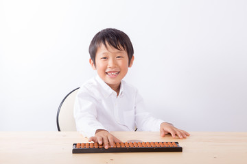 そろばんをする笑顔の少年