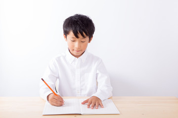勉強をする少年