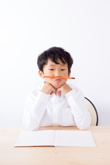 考える少年