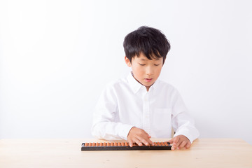 そろばんをする少年