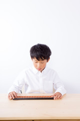 そろばんをする少年