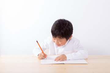 勉強をする少年