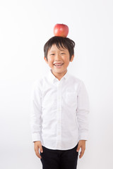 頭にりんごを乗せる少年